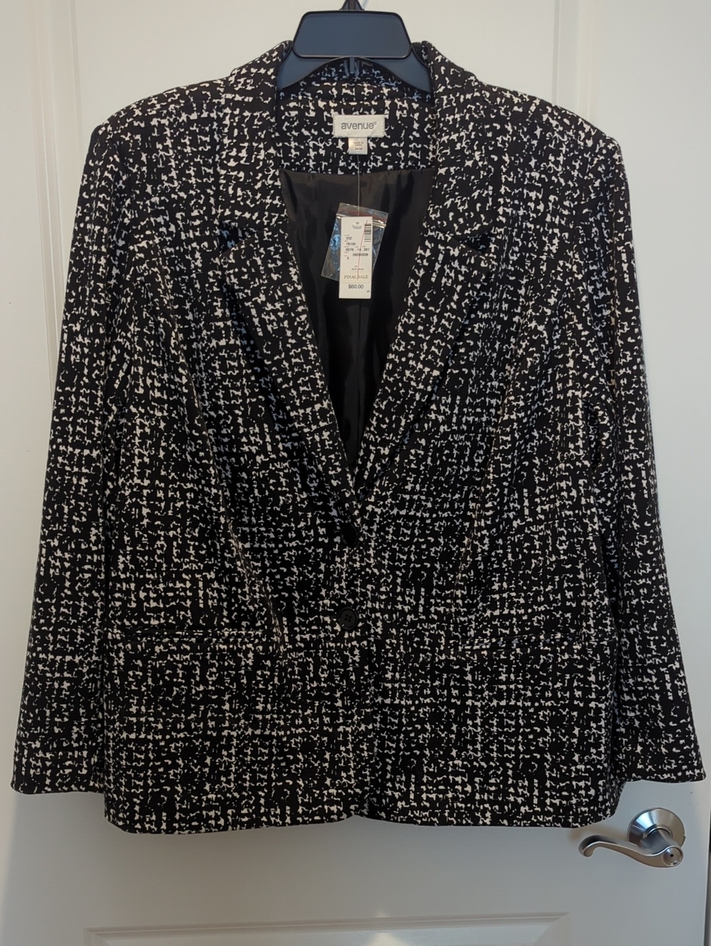NWT Avenue Black and White Patterned Single-Button Blazer Size 26/28